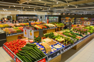 étalage fruits et légumes dans magasin u