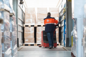 homme charge camion