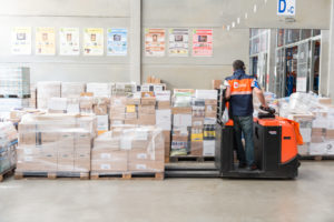 employé logistique sur transpalette