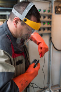 employé maintenance répare