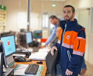 jeune homme apprentissage dans bureau u logistique