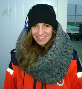 jeune fille souriante en cdi