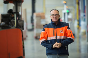 homme dans entrepôt