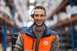 préparateur de commandes sourire