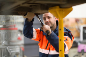 technicien de maintenance répare