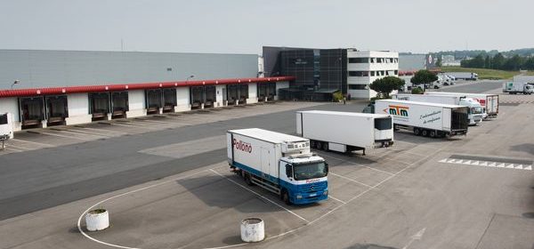 vue aérienne entrepôt et camions