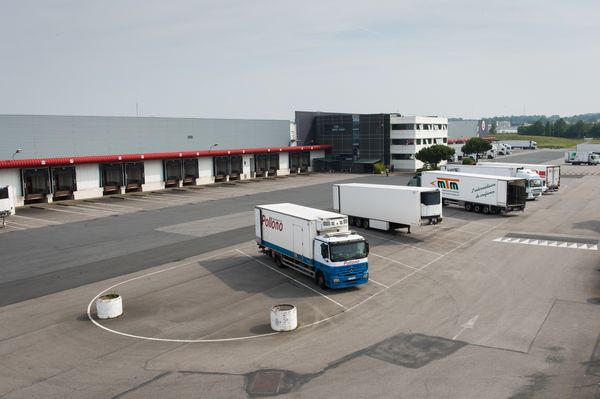 vue aérienne entrepôt et camions