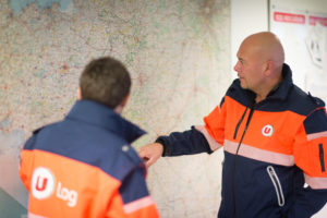 hommes discutent devant carte