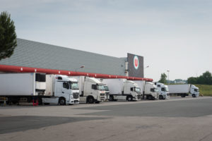 plusieurs camions quai entrepôt