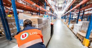 femme prépare commandes entrepôt