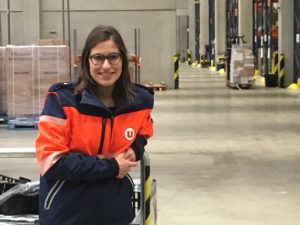 jeune fille contrat alternance entrepôt