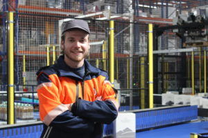 jeune homme contrat alternance entrepôt