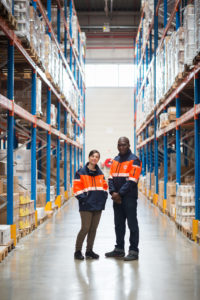 homme et femme dans entrepôt