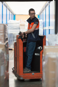 homme sur transpalette
