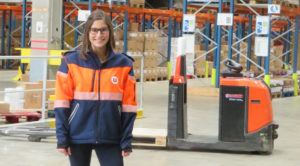 jeune femme dans un entrepôt