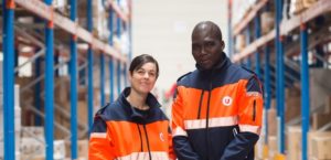 Deux personnes dans un entrepôt logistique