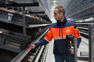 homme prépare une commande