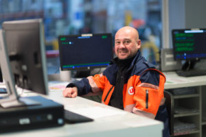 homme sourire travail bureau logistique
