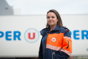 femme pose devant camion