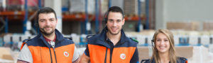 jeunes travaillent entrepôt