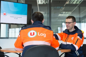 tuteur parle à jeune contrat de professionnalisation
