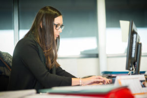 femme écrit sur clavier dans bureau