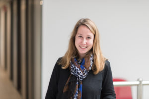 jeune fille contrat de professionnalisation