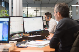 hommes travaillent dans bureau