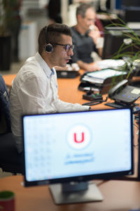 homme au téléphone dans bureau