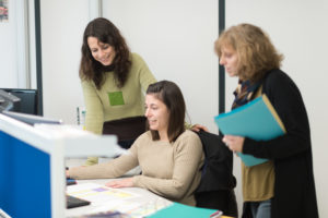 équipe de travail dans un bureau