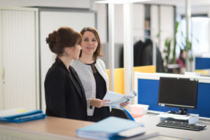 femmes discutent bureau