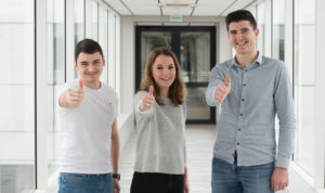 trois jeunes sourire pouce levé