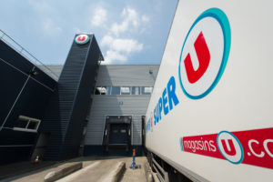 camion arrive à quai entrepôt logistique