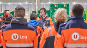 Homme manager équipe logistique