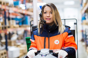 femme employé logistique