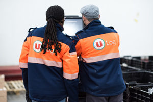 deux hommes de dos devant un ordinateur