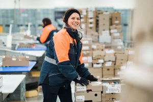 femme-porte-carton-entrepot-logistique