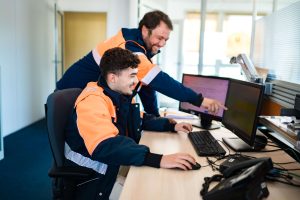 homme-tuteur-alternant-ordinateur-transport-stage