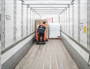 chargement camion par homme transpalette