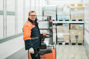chargement camion en semi à barres par homme transpalette