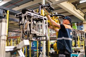 Homme maintenance repare mecanisation