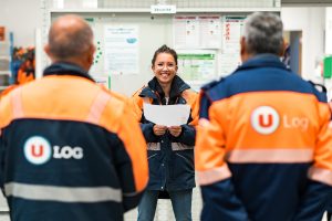 Femme briefing équipe logistique
