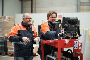 Deux hommes discutant