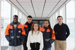 Groupe de cinq jeunes alternants U LOG souriants