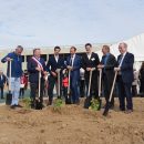 Plantation symbolique de la première vigne sur le chantier du futur entrepôt U LOG à Magny avec les élus et partenaires.