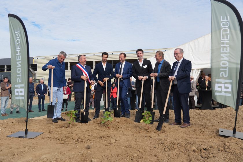 Plantation symbolique de la première vigne sur le chantier du futur entrepôt U LOG à Magny avec les élus et partenaires.